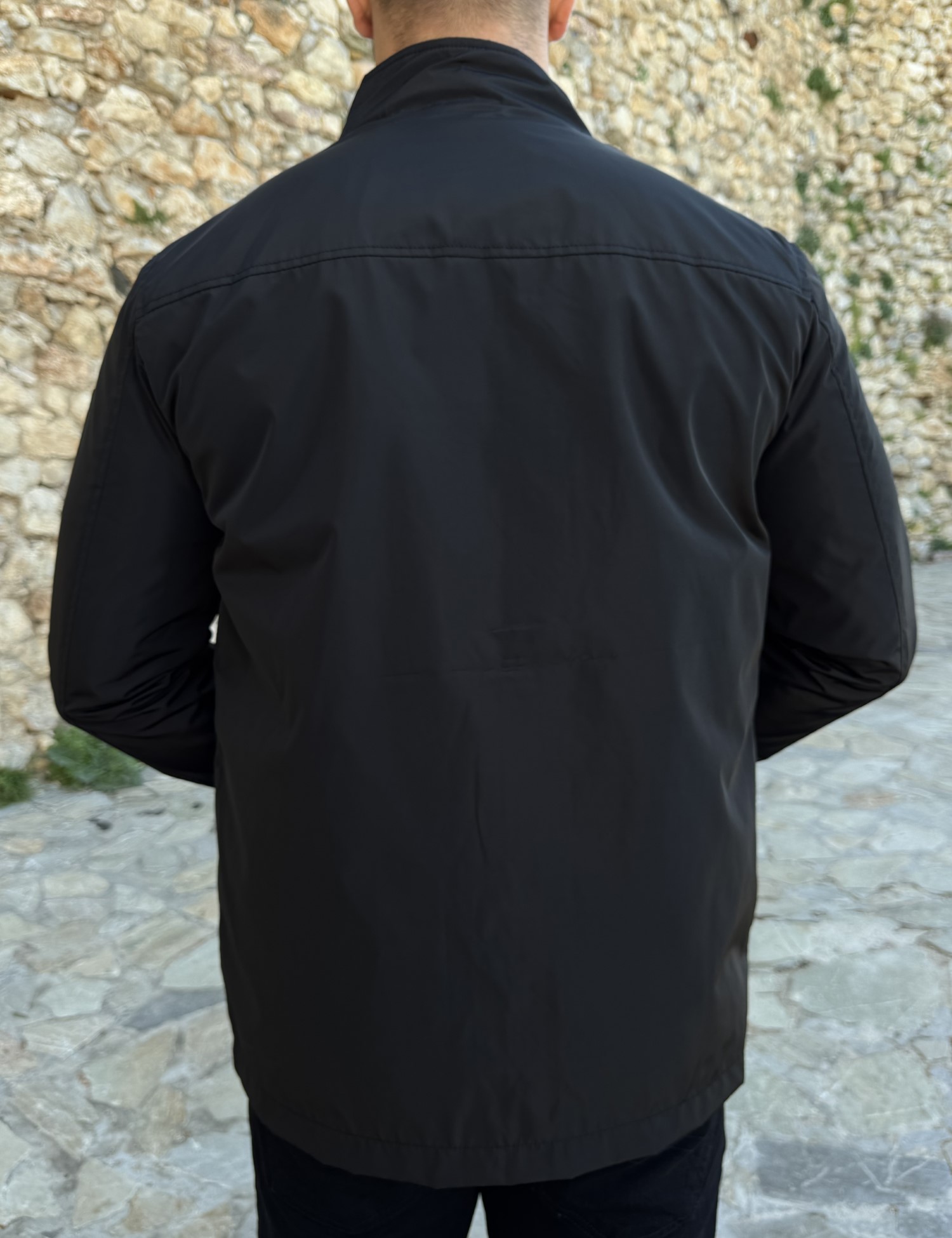 Ανδρικό μαύρο ελαφρύ μπουφάν με γιακά και ίσιο τελειώμα HM264085M φωτογραφία